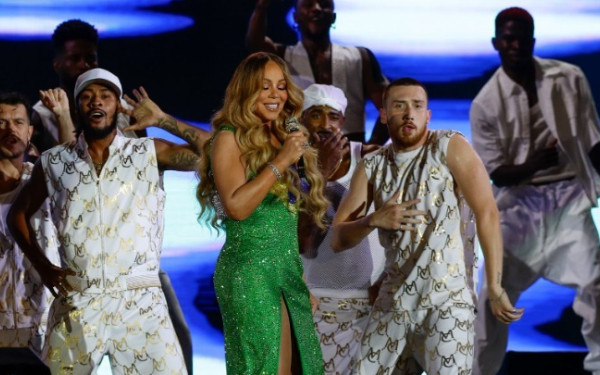 Συναυλία σε πλωτή σκηνή στο τροπικό δάσος του Αμαζονίου θα δώσει η Μαράια Κάρεϊ