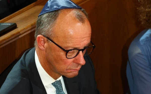 Γερμανία: Συγκινημένος ο Μερτς στα εγκαίνια της παλιάς συναγωγής του Μονάχου - «Δεν θα κάνουμε άλλο τα στραβά μάτια» (βίντεο)