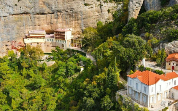 Καλάβρυτα: Οι αρχαιοκάπηλοι έκαναν συναντήσεις και στη Μονή Μεγάλου Σπηλαίου - Ο «εγκέφαλος» και ο ενεχυροδανειστής