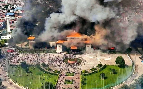 Ματωμένο Νεπάλ: 51 νεκροί και χιλιάδες δραπέτες μετά τις φονικές ταραχές – Παραιτήθηκε η κυβέρνηση