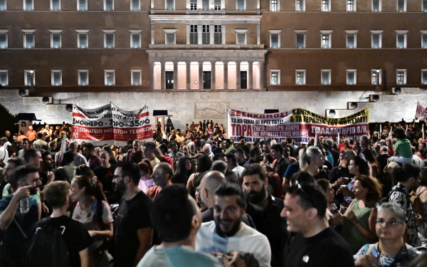 Εργαζόμενοι απαίτησαν στο Σύνταγμα να αποσυρθεί το νομοσχέδιο για τη 13ωρη εργασία Εργαζόμενοι απαίτησαν στο Σύνταγμα να αποσυρθεί το νομοσχέδιο για τη 13ωρη εργασία