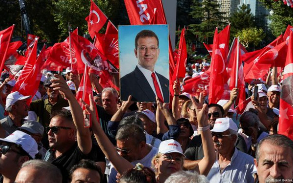 Τουρκία: Αναβλήθηκε η δίκη του CHP που θα κρίνει την παραμονή του Οζγκιούρ Οζέλ στην ηγεσία του