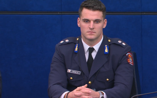 To συγκινητικό χειροκρότημα του Ευρωκοινοβουλίου στον Έλληνα υποπυραγό - Με την ομάδα του βοήθησαν στις πυρκαγιές της Ισπανίας (βίντεο)