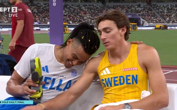 Επικό σκηνικό στο Τόκιο: Ο Καραλής δρόσισε με ανεμιστηράκι τον Ντουπλάντις πριν από το άλμα του (βίντεο) Επικό σκηνικό στο Τόκιο: Ο Καραλής δρόσισε με ανεμιστηράκι τον Ντουπλάντις πριν από το άλμα του (βίντεο)