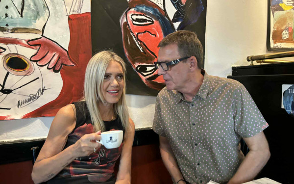 Πρωϊνός καφές με τη Σύνθια Σάπικα (βίντεο)