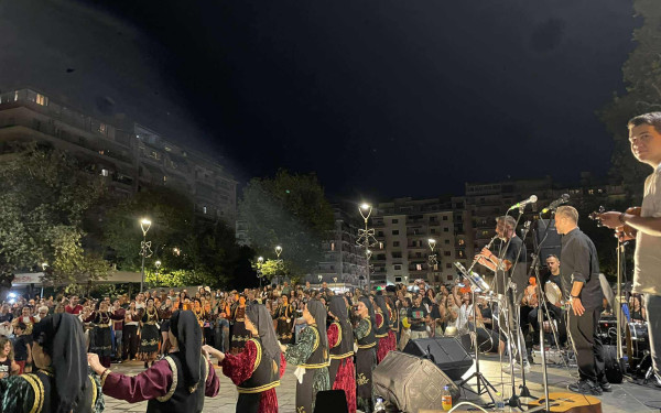 Θεσσαλονίκη: Ζωντάνεψε η Πλατεία Ναυαρίνου με το πρώτο Θεσσαλικό γλέντι (βίντεο)