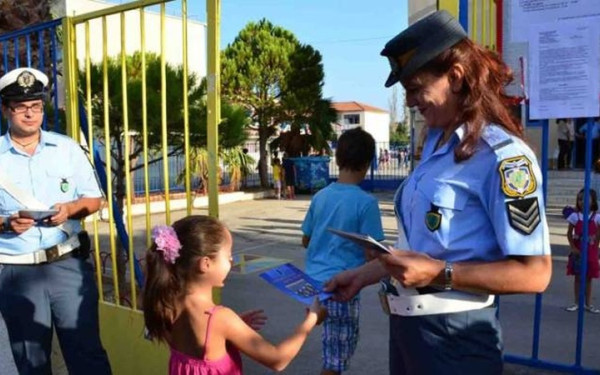 Μαθήματα κυκλοφοριακής αγωγής σε δημοτικά σχολεία από την Τροχαία Θεσσαλονίκης