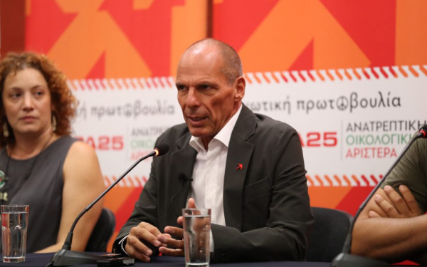 «Δεν θα διαβάσω το βιβλίο, λέω να περιμένω την ταινία»: Ο Βαρουφάκης απαντά στον Τσίπρα (βίντεο)