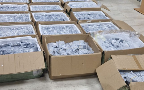 Xίος: Σύλληψη αλλοδαπών για λαθρεμπόριο κινητών τηλεφώνων - Κατασχέθηκαν 12.500 τηλέφωνα