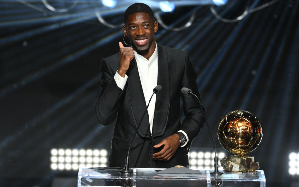 Η «Χρυσή Μπάλα» στα χέρια του Ουσμάν Ντεμπελέ (βίντεο)