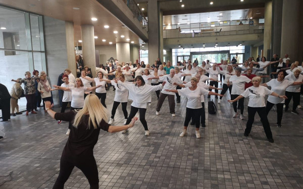 Επίδειξη γυμναστικής ηλικιωμένων στο δημαρχείο Θεσσαλονίκης