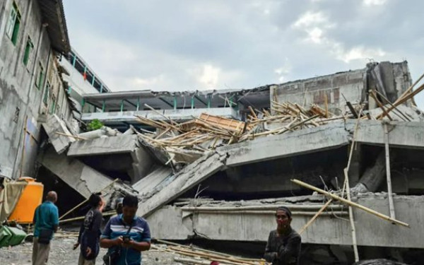 Ινδονησία: Θαμμένοι κάτω από τα ερείπια του ισλαμικού οικοτροφείου εκτιμώνται να είναι 91 άνθρωποι