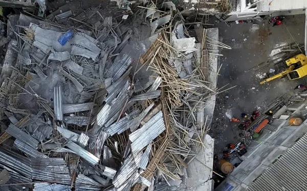 Πέντε άνθρωποι ανασύρθηκαν ζωντανοί από τα ερείπια του σχολείου που κατέρρευσε στην Ινδονησία (βίντεο)