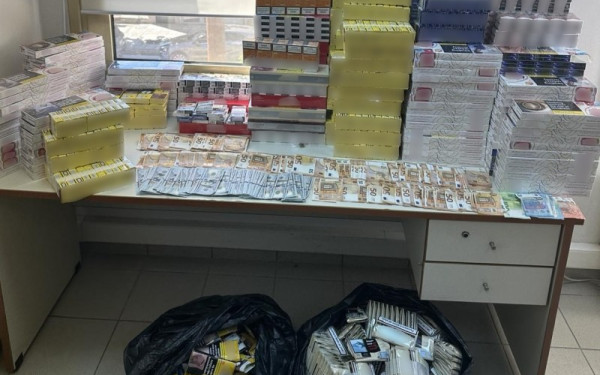 Θεσσαλονίκη: Εξαρθρώθηκε δίκτυο λαθρεμπορίας καπνικών προϊόντων - «Θησαυρός» με 2.800 πακέτα και 21.900 ευρώ
