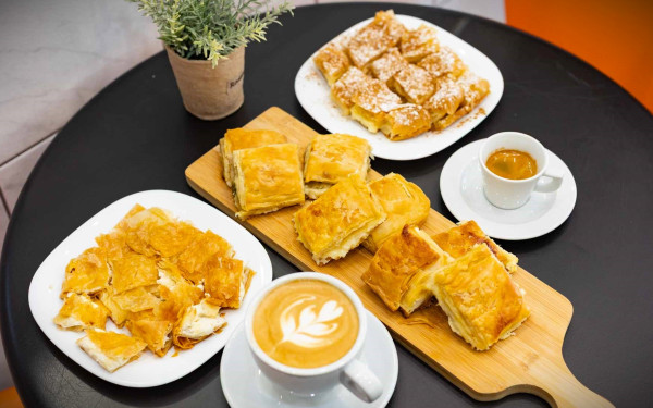 Μπουγάτσα Μπουκίτσες: Το συνοικιακό στέκι τριών γενεών στην Καλαμαριά