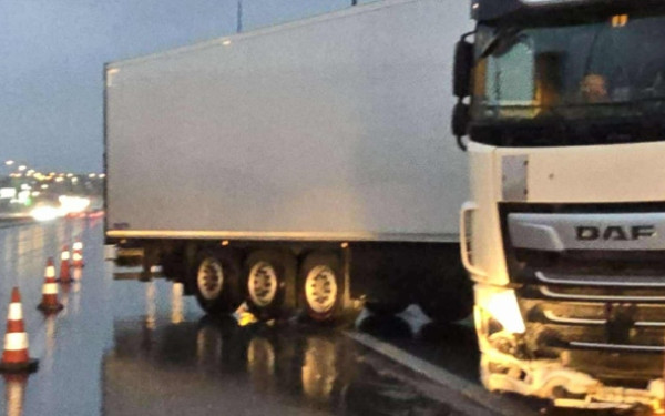 Νταλίκα δίπλωσε στο Δερβένι, λόγω ολισθηρότητας - Κλειστό το ρεύμα καθόδου προς Θεσσαλονίκη