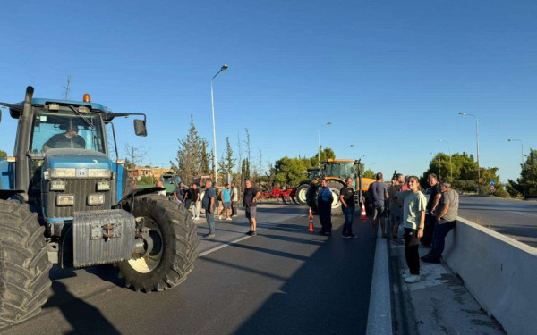 Συμβολικό μπλόκο αγροτών στη Θεσσαλονίκης Μουδανιών - Άνοιξε ο δρόμος