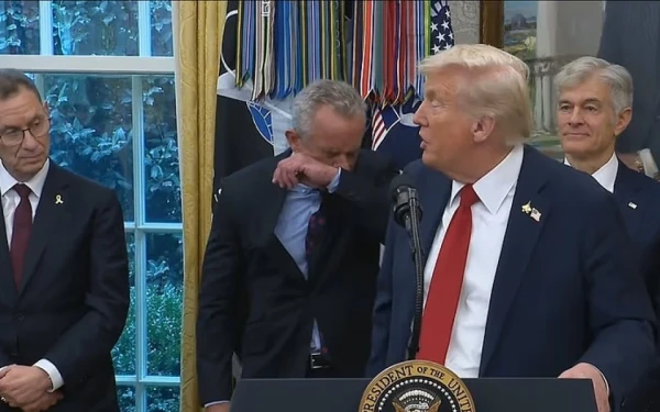 Ο Τραμπ ζήτησε από τον Μπουρλά φάρμακο κατά του Covid όταν ο Ρόμπερτ Κένεντι φτερνίστηκε δίπλα του (βίντεο)