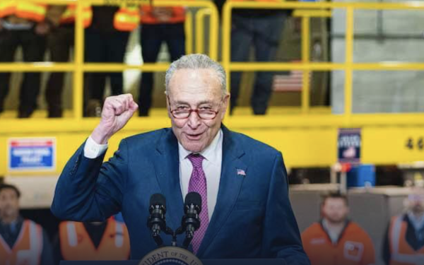 ΗΠΑ: Ο Τράμπ ακολουθεί την οδό προς τη δικτατορία, υποστηρίζει ο επικεφαλής των Δημοκρατικών στη Γερουσία