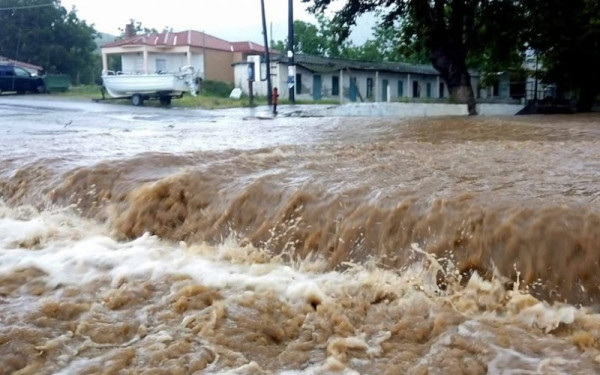 Βέροια: Διακοπή κυκλοφορίας λόγω υπερχείλισης του ποταμού Τριποτάμου - Κλειστές οι ιρλανδικές διαβάσεις