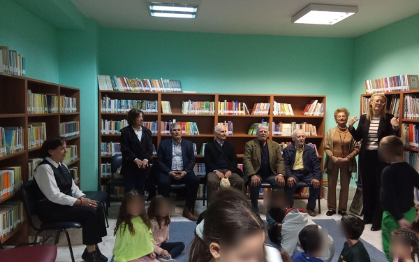 Γιαγιάδες και παππούδες είπαν ιστορίες και έπαιξαν με μαθητές στη Δημοτική Βιβλιοθήκη Ωραιοκάστρου
