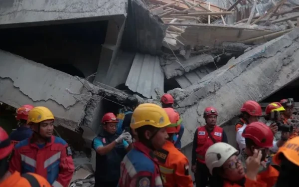 Ινδονησία: Στους 54 οι νεκροί από την κατάρρευση ισλαμικού οικοτροφείου - Συνεχίζονται οι έρευνες για τους αγνοούμενους