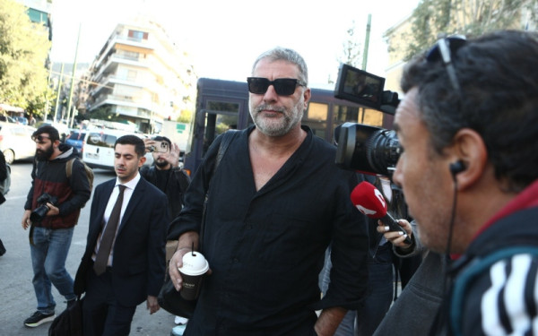 Στα δικαστήρια της Ευελπίδων ο Β. Μπισμπίκης μετά το τροχαίο στη Φιλοθέη (βίντεο)