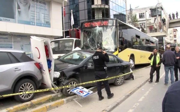 Κωνσταντινούπολη: Οδηγός λεωφορείου μάλωνε με δικυκλιστή κι έπεσε σε στάση λεωφορείου - Μια νεκρή (βίντεο)