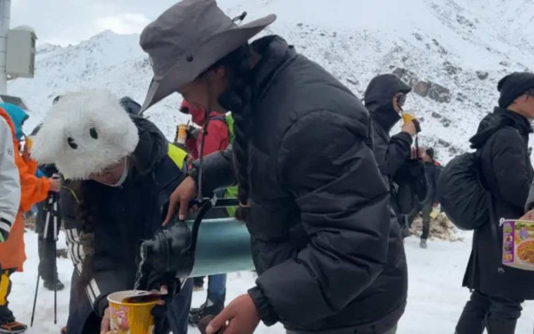 Χιονοθύελλα στα Ιμαλάια: Πάνω από 200 ορειβάτες παραμένουν εγκλωβισμένοι στο Έβερεστ