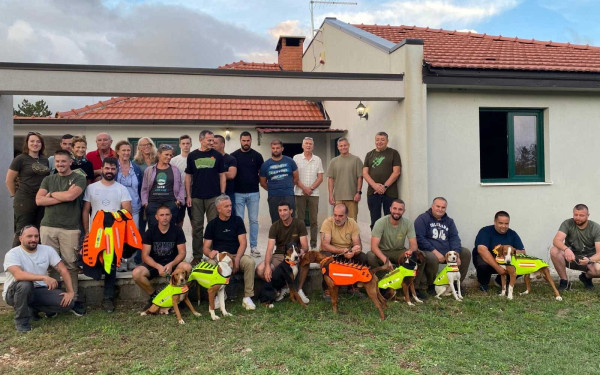Θεσσαλονίκη: Γιλέκα με καρφιά για κυνηγόσκυλα για να γλυτώνουν από δαγκώματα λύκων