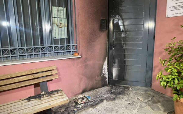 Θεσσαλονίκη: Άγνωστοι τοποθέτησαν γκαζάκι στα ΚΕΠ Νέαπολης - Προκλήθηκαν φθορές από φωτιά Θεσσαλονίκη: Άγνωστοι τοποθέτησαν γκαζάκι στα ΚΕΠ Νέαπολης - Προκλήθηκαν φθορές από φωτιά
