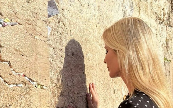 Στο Τείχος των Δακρύων Γουίτκοφ, Κούσνερ και Ιβάνκα Τραμπ: «Ελπίζουμε οι όμηροι να αφεθούν ελεύθεροι τη Δευτέρα»