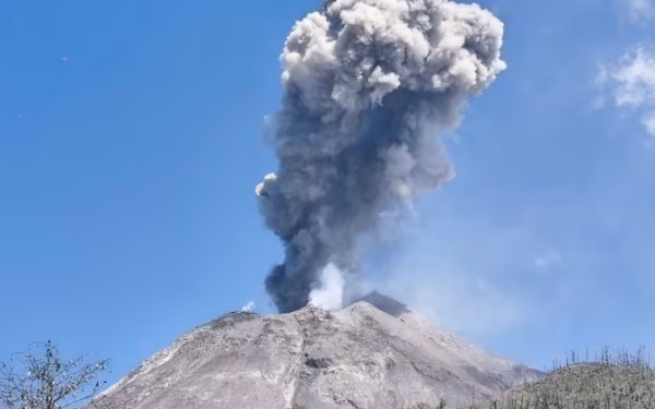 Νέα έκρηξη ηφαιστείου στην Ινδονησία: Σε «κόκκινο» συναγερμό η νήσος Φλόρες