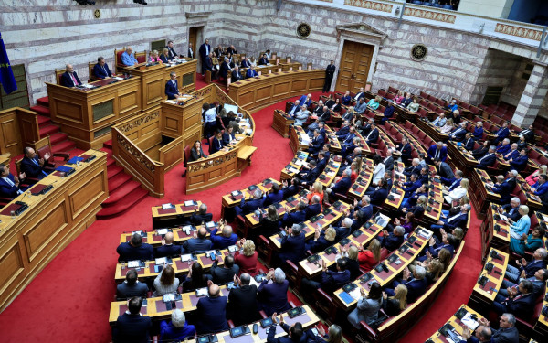 Πόλωση στη Βουλή για το Μνημείο του Άγνωστου Στρατιώτη - Οδεύει προς ψήφιση η επίμαχη τροπολογία