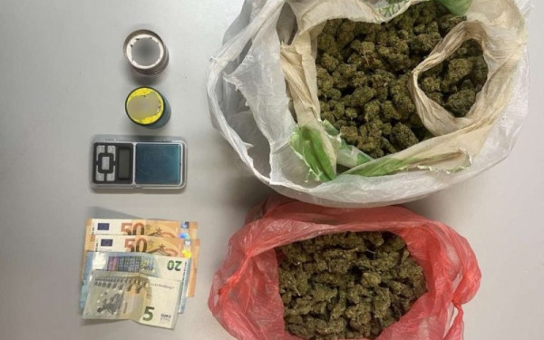 Χειροπέδες σε τρεις νεαρούς στη Φλώρινα - «Έστελναν» χασίς με... δέματα ταχυμεταφοράς