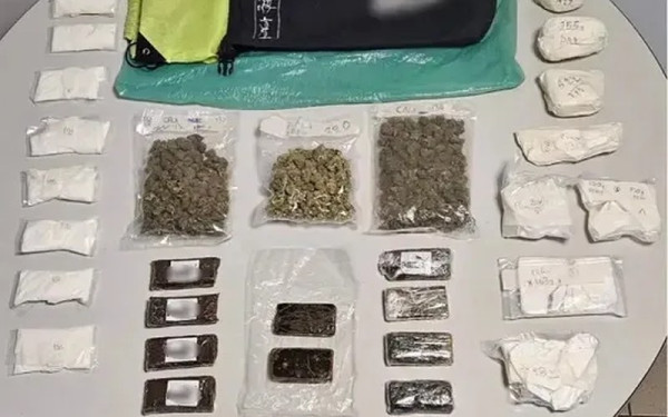 Θεσσαλονίκη: Χειροπέδες σε 42χρονη που διακινούσε ναρκωτικά για 47χρονο κρατούμενο (βίντεο)