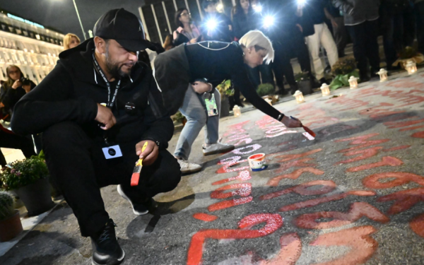 Σύνταγμα: Έγραψαν ξανά τα ονόματα των θυμάτων των Τεμπών μπροστά από τη Βουλή