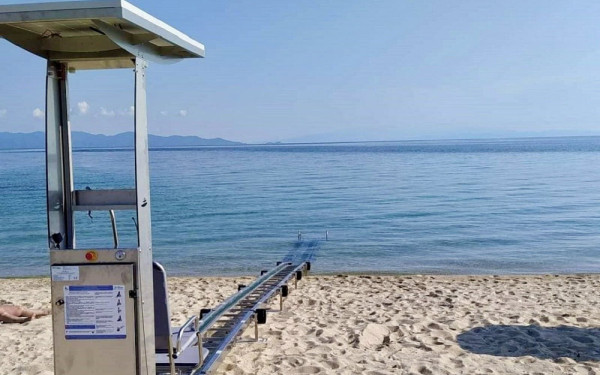 Χαλκιδική: Ακόμη τρεις παραλίες του Δήμου Αριστοτέλη γίνονται προσβάσιμες και φιλικές για Άτομα με Αναπηρία