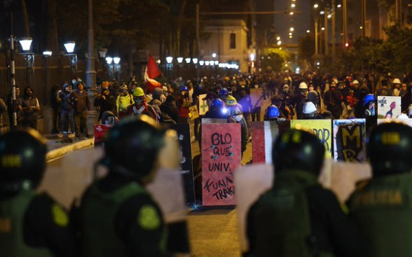 Περού: Νεκρός ένας άνθρωπος από τις διαδηλώσεις κατά της κυβέρνησης στη Λίμα - Πάνω από 100 τραυματίες