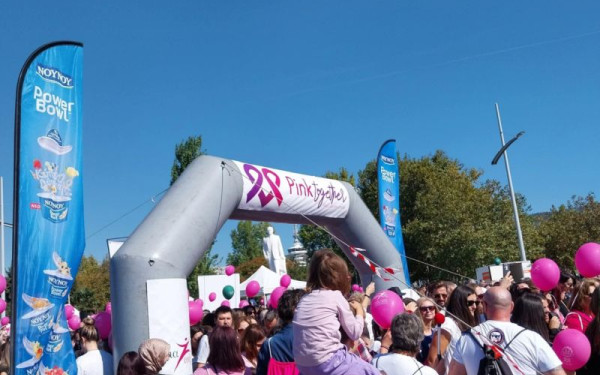 Θεσσαλονίκη: Χιλιάδες άνθρωποι έκαναν πορεία στη Νέα Παραλία για τον καρκίνο του μαστού