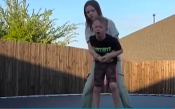 Τέξας: Πώς μια 10χρονη σώζει τον 7χρονο αδελφό της από βέβαιο πνιγμό (βίντεο)