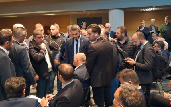 Λιβαδειά: Αγρότες μπούκαραν στο διοικητήριο και περικύκλωσαν τον Κ. Τσιάρα - Η αστυνομία έκανε ρίψη χημικών (βίντεο)