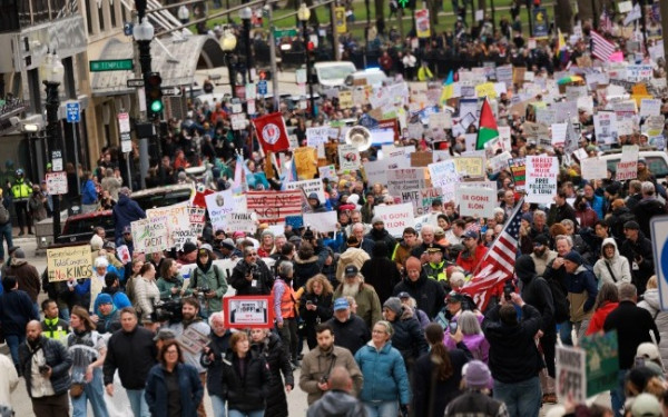 ΗΠΑ: Εκατομμύρια Αμερικανοί αναμένεται να διαδηλώσουν κατά των αυταρχικών πολιτικών Τραμπ