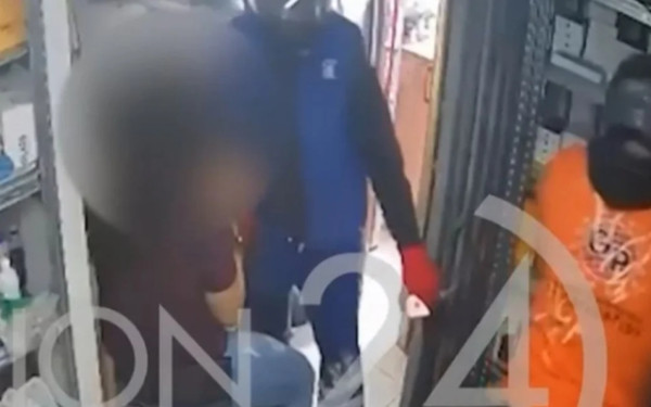 Θεσσαλονίκη: Καρέ καρέ η ληστεία σε κατάστημα κε κινητά στον Σταυρούπολη – Με το όπλο στο χέρι άρπαξαν 47 κινητά