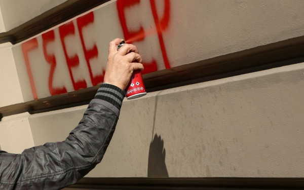 Στον αέρα το συνέδριο της ΓΣΕΕ μετά τα επεισόδια