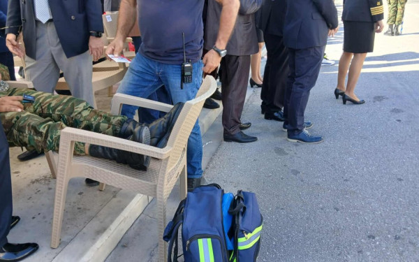 Βόλος: Στρατιώτης κατέρρευσε στην παρέλαση - Ήταν για ώρες όρθιος μέσα στη ζέστη Βόλος: Στρατιώτης κατέρρευσε στην παρέλαση - Ήταν για ώρες όρθιος μέσα στη ζέστη