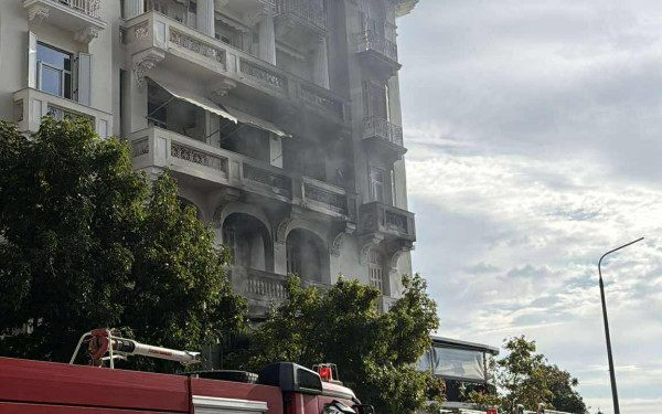 Θεσσαλονίκη: Φωτιά σε γνωστό καφέ-μπαρ στη Λεωφόρο Νίκης - Δείτε βίντεο και φωτογραφίες