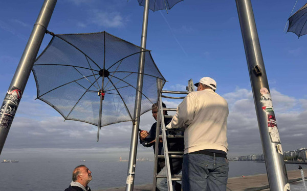 Θεσσαλονίκη: Αφαιρούνται και οι τελευταίες «Ομπρέλες» από το γλυπτό του Γ. Ζογγολόπουλου