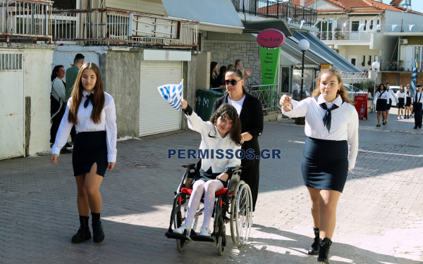 Βοιωτία: Η πρώτη παρέλαση της μικρής Αλεξίας μετά τον τραυματισμό της από αδέσποτη σφαίρα Βοιωτία: Η πρώτη παρέλαση της μικρής Αλεξίας μετά τον τραυματισμό της από αδέσποτη σφαίρα