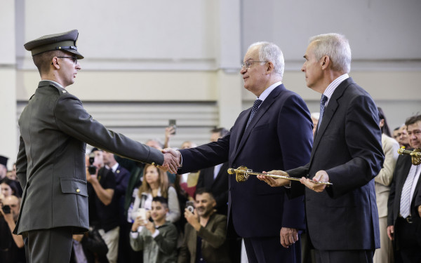 Θεσσαλονίκη: Τα ξίφη σε 79 νέους αξιωματικούς της ΣΣΑΣ επέδωσε ο ΠτΔ Κωνσταντίνος Τασούλας Θεσσαλονίκη: Τα ξίφη σε 79 νέους αξιωματικούς της ΣΣΑΣ επέδωσε ο ΠτΔ Κωνσταντίνος Τασούλας
